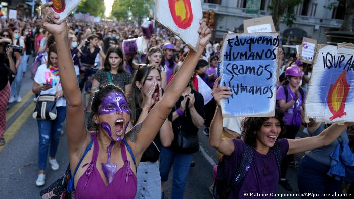 Con las consignas "No es no" y "Que arda", colectivos feministas convocaron a manifestarse en diversos puntos del país. Foto: Picture Aliance.