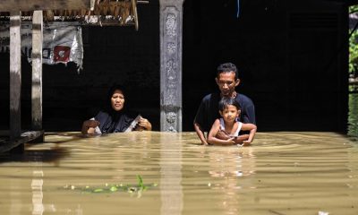 Las autoridades declararon el "estado de emergencia" en Sumatra, lugar donde las fuertes lluvias que azotan el norte de la isla provocaron el desborde de ríos que destruyeron edificios públicos y zonas agrícolas. Foto: Agencias.