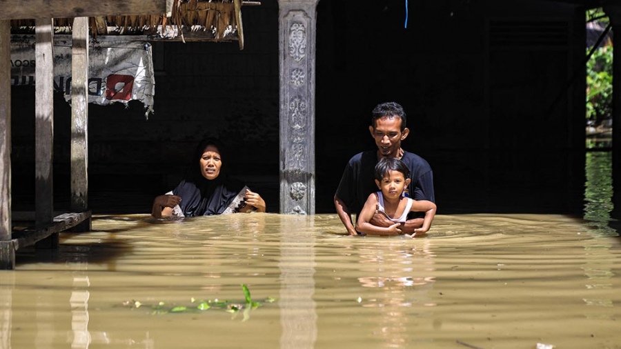 Las autoridades declararon el "estado de emergencia" en Sumatra, lugar donde las fuertes lluvias que azotan el norte de la isla provocaron el desborde de ríos que destruyeron edificios públicos y zonas agrícolas. Foto: Agencias.