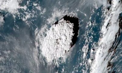 La explosión submarina cerca de las islas Tonga se escuchó a más de 800 kilómetros de distancia y fue registrada por varios satélites. Hubo olas de hasta tres metros en Japón, de 45 centímetros en California, y Chile pide a la población alejarse de la costa. Foto: Agencias.