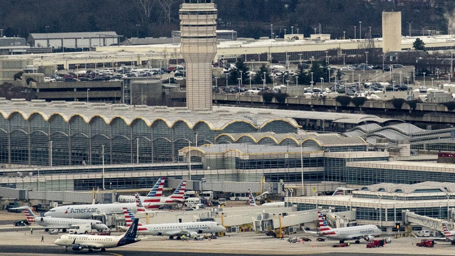 Unos 3.400 vuelos, tanto internos como internacionales, fueron suspendidos para el sábado. El fenómeno será particularmente intenso en el noreste y afectará a Nueva York y Boston. Foto: Agencias.