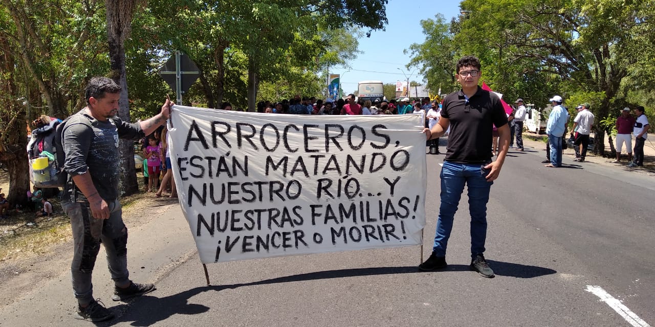 Momento de la manifestación de los pescadores. (Foto Radio Ñanduti- Sofía Alonzo)