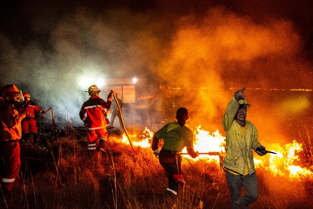 Bomberos combatiendo los incendios forestales. Foto: Gentileza