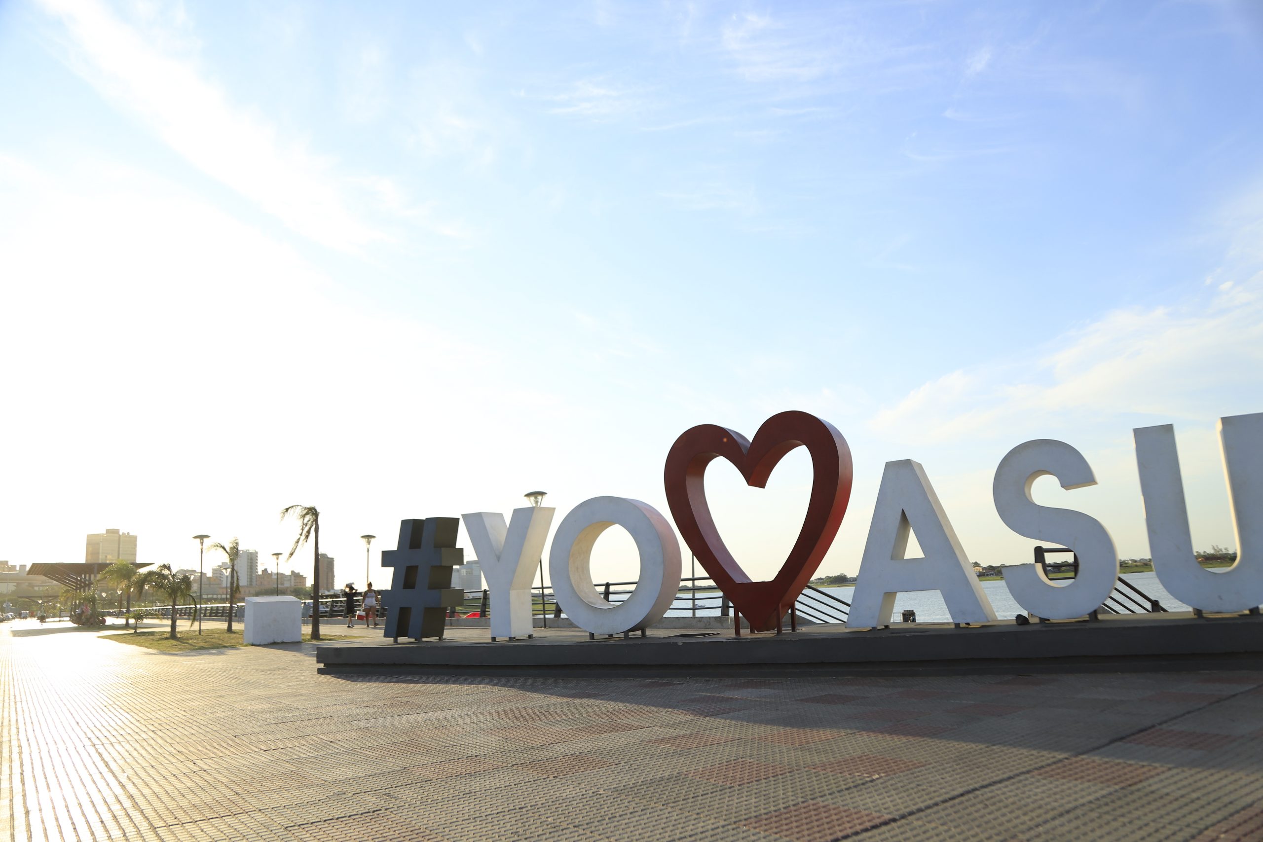 El hecho ocurrió en la zona donde se encuentran las letras corpóreas "Yo Amo Asu". (Foto Asunción.gov.com)