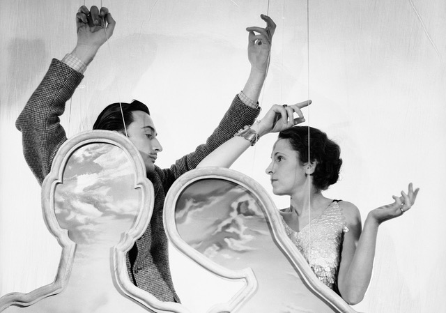 Dalí y Gala, con su célebre díptico. Archivo