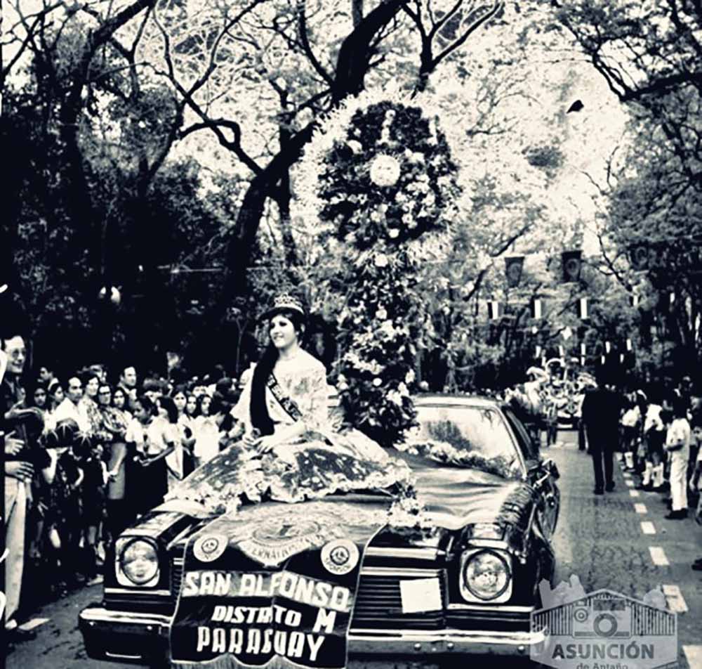 Desfile en el Parque Caballero. "Baúl de los recuerdos". Cortesía