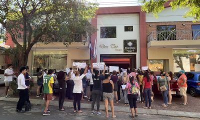 Momento de la manifestación frente a la Fiscalía de Itauguá. (Foto Michi Moragas)