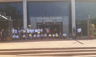 Los funcionarios realizaron una protesta frente a la sede del Juzgado. (Foto @carolazulgrana)