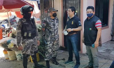 Los agentes del Grupo Lince conversan con el director del Mercado 4. (Foto Gentileza)