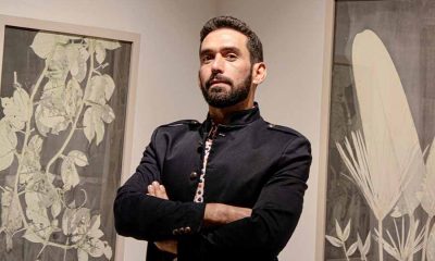 Luvier Casali, junto a obras de su serie "Ósmosis". Cortesía