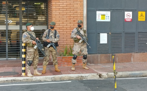 Una importante dotación de policía custodia el Sanatorio Migone, donde se encuentran dos personas heridas ayer en San Bernardino. (Foto Radio Ñandutí)