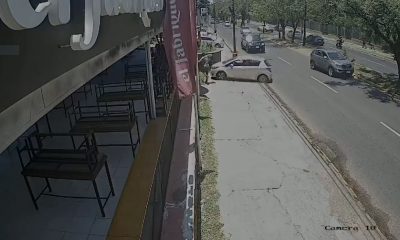 Momento en que el joven salta para esquivar al automóvil. (Captura vídeo)