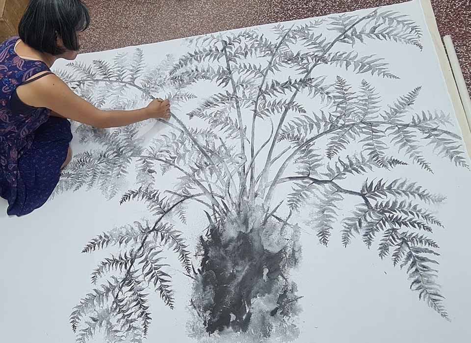 Yuki Hayashi, trabajando en la serie "Arborescencia". Cortesía