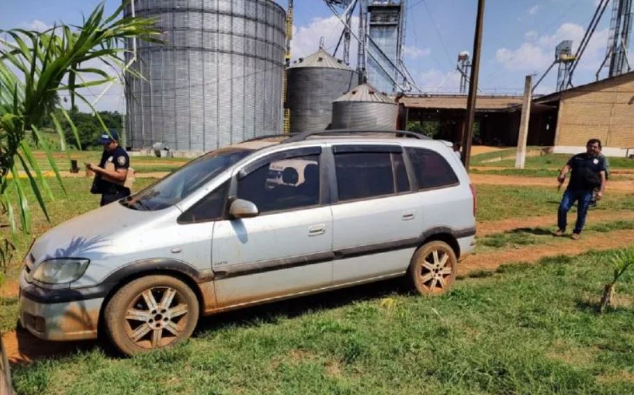 En este vehículo ingresaron los delincuentes, luego abandonaron el rodado en el lugar. Foto: Gentileza.