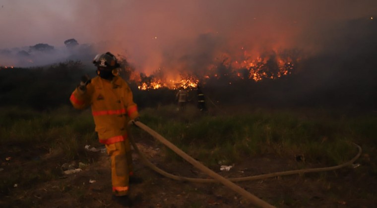 Los bomberos no dan abasto ante la cantidad de incendios forestales registrados en los últimos días. (Foto Gentileza- 780 AM-Archivo)