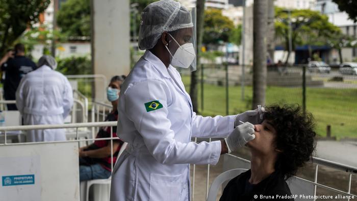 Brasil es uno de los países más afectados, con el 2,7% de la población mundial, suma más del 10% de los fallecidos. Foto: Gentileza.