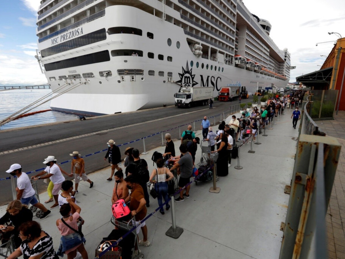 En Río de Janeiro, otro crucero, el MSC Preziosa, atracó el domingo con 28 casos de Covid-19 a bordo, por lo que se abrió una investigación epidemiológica. Foto: Debate.