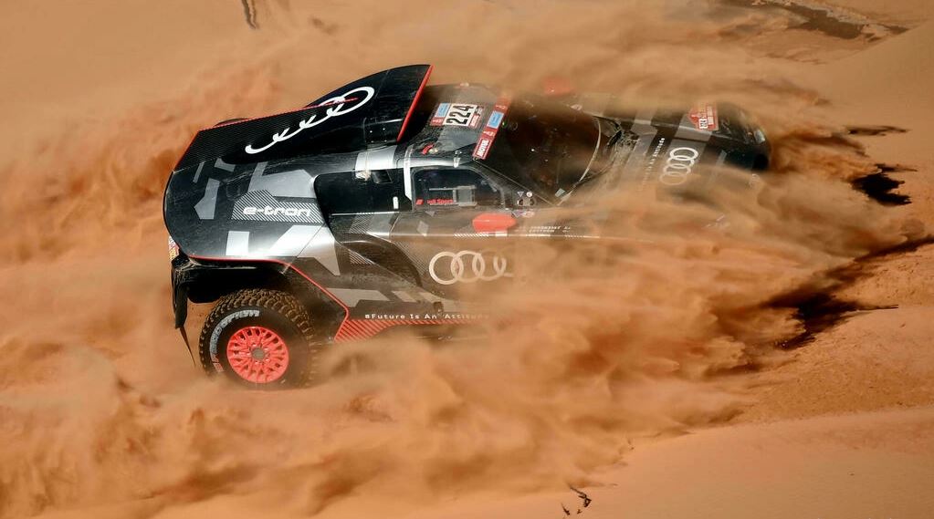 El coche del sueco Mattias Ekstrom avanza sobre la arena del desierto próximo a Riad, capital de Arabia Saudí, durante la quinta etapa del Dakar. Foto: Agencias.