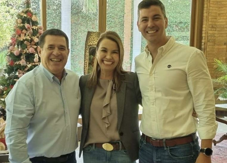 María Teresa Peralta, junto a Horacio Cartes y Santiago Peña.