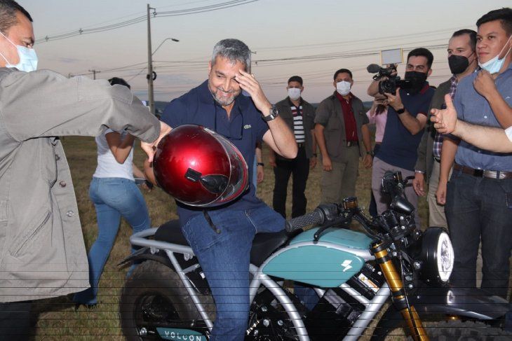 Mario Abdo tras su llegaba para el acto de la ANDE. Foto: Gentileza.