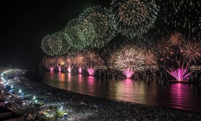 Río de Janeiro también recibió el año con fuegos artificiales en la playa de Copacabana, aunque también con muchísima gente menos debido a la pandemia. Foto: latinexclusive.com