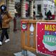 Tras un primer intento de dos meses entre septiembre y noviembre, las mascarillas, el pase sanitario y los horarios reducidos de bares y restaurantes serán historia pasada en este país nórdico. Foto: Getty.