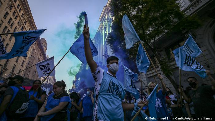 Con las consignas "No al pacto con el FMI. No al pago de la deuda externa", unas 200 agrupaciones se concentraron para demandar la inmediata ruptura de las negociaciones. Foto: Picture Aliance.