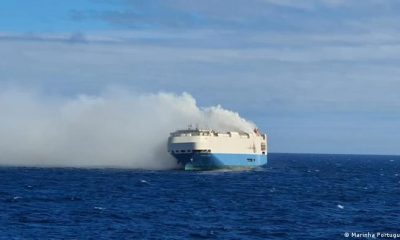 La tripulación del carguero panameño 'Felicity Ace' fue rescatada, pero el barco quedó en el mar a la deriva con cerca de 4 mil automóviles, entre ellos, vehículos de lujo, que iban hacia Estados Unidos. Foto: Marina Portuguesa.