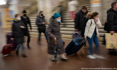 Ciudadanos ucranianos en la estación de ferrocarril, saliendo de Kiev. Foto: Picture Aliance.