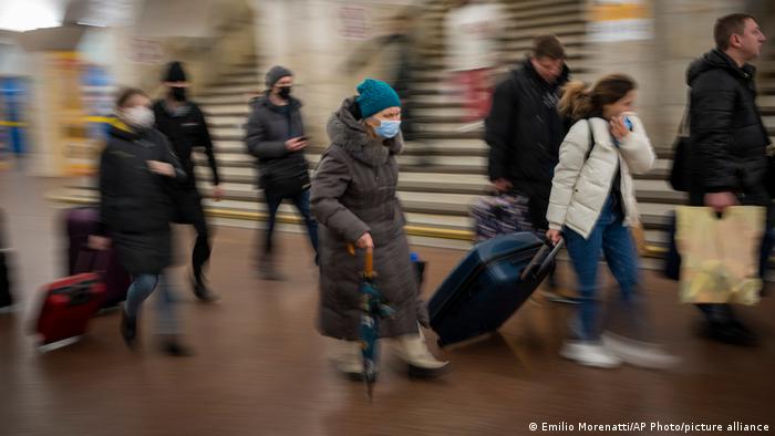 Ciudadanos ucranianos en la estación de ferrocarril, saliendo de Kiev. Foto: Picture Aliance.