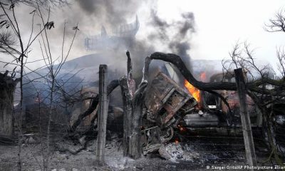 Vehículos militares ucranianos destruidos por bombardeos rusos en Mariúpol, este de Ucrania. Foto: Picture Aliance.