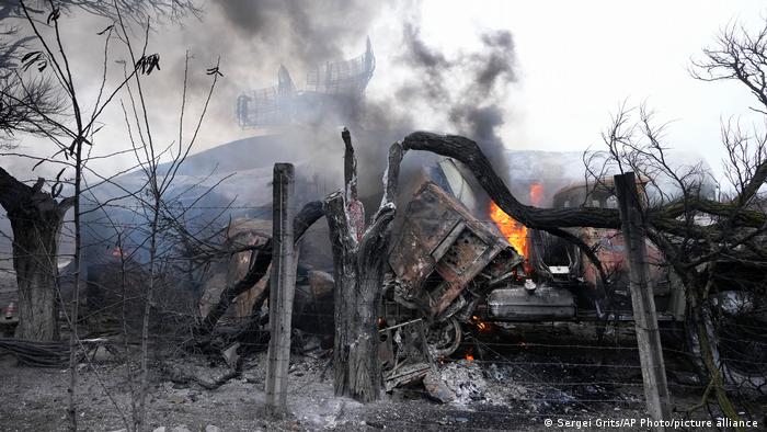 Vehículos militares ucranianos destruidos por bombardeos rusos en Mariúpol, este de Ucrania. Foto: Picture Aliance.