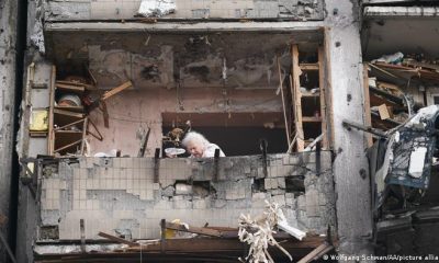 Esta mujer de la tercera edad revisa los despojos dejados tras el probable derribo de un avión que cayó sobre un edificio de residentes civiles Foto: Picture Aliance.