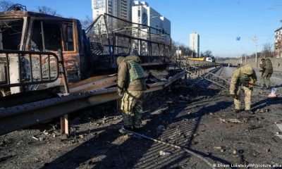 oldados ucranianos investigan restos de un vehículo militar incendiado por bombardeos rusos en Kiev. Foto: Picture Aliance.