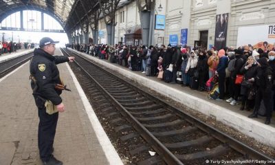 Ucranianos esperan un tren hacia Polonia en la ciudad de Leópolis (Lviv), en el oeste de Ucrania. Foto: Getty.