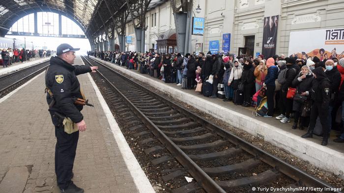 Ucranianos esperan un tren hacia Polonia en la ciudad de Leópolis (Lviv), en el oeste de Ucrania. Foto: Getty.