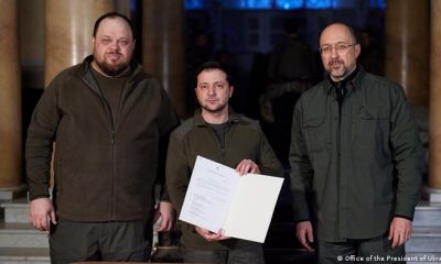 El presidente de Ucrania (centro), Volódimir Zelenski, firmó la solicitud para ser Estado miembro de la Unión Europea. Foto: Presidencia de Ucrania.