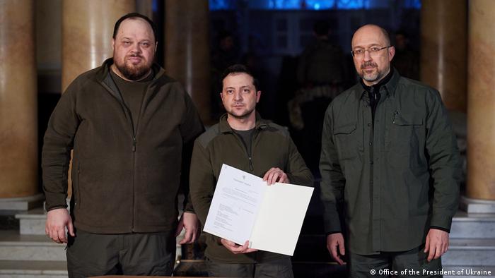 El presidente de Ucrania (centro), Volódimir Zelenski, firmó la solicitud para ser Estado miembro de la Unión Europea. Foto: Presidencia de Ucrania.