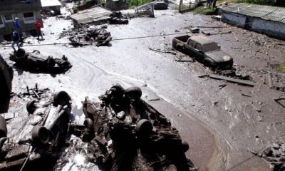 Correntadas de agua, lodo y piedras descendieron desde las laderas del volcán Pichincha y avanzaron arrasando vehículos e inundando casas y calles. Foto: Télam.