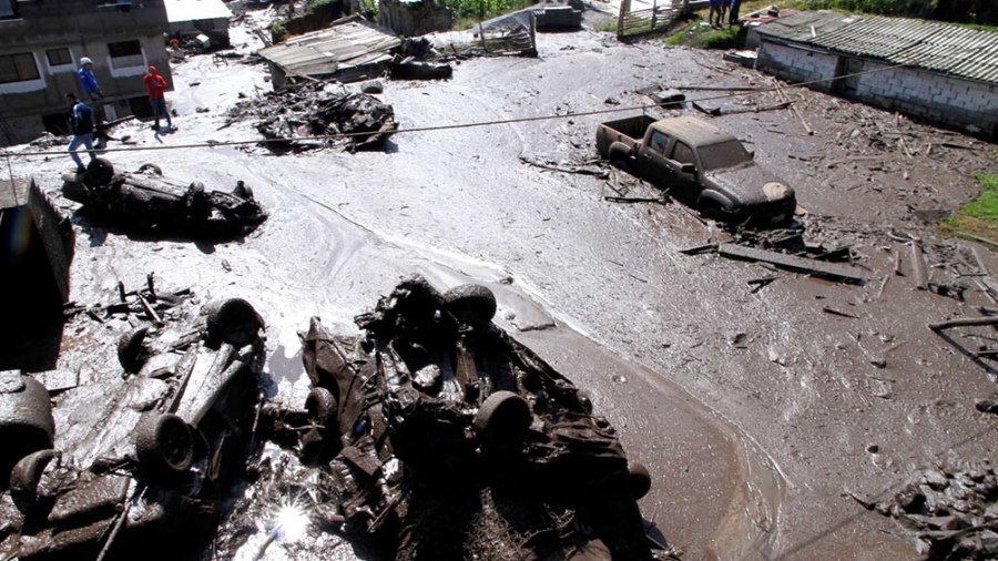 Correntadas de agua, lodo y piedras descendieron desde las laderas del volcán Pichincha y avanzaron arrasando vehículos e inundando casas y calles. Foto: Télam.