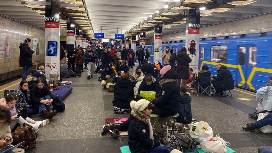 La gente busca refugio en el subte tras los ataques. Foto: Agencias.