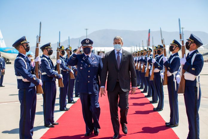 Mario Abdo en su arribo a Chile. (Foto Gentileza).