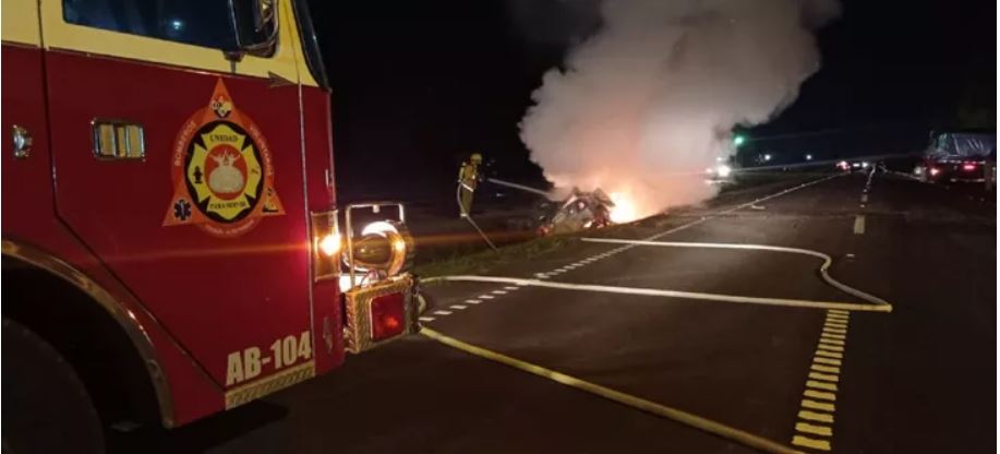 El automóvil se incendió completamente. (Foto Gentileza)