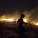 Los incendios forestales continúan siendo insostenibles en Ayolas. (Foto @bomberos132tv)