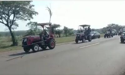 A bordo de tractores, los cañicultores de Mauricio José Troche se trasladan hasta Villa Elisa. (Foto Captura vídeo- Gentileza)