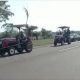 A bordo de tractores, los cañicultores de Mauricio José Troche se trasladan hasta Villa Elisa. (Foto Captura vídeo- Gentileza)