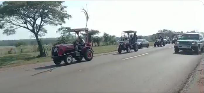 A bordo de tractores, los cañicultores de Mauricio José Troche se trasladan hasta Villa Elisa. (Foto Captura vídeo- Gentileza)