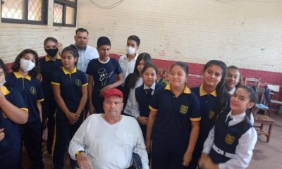 Don Cándido junto a sus compañeros de clases. (Foto Gentileza)