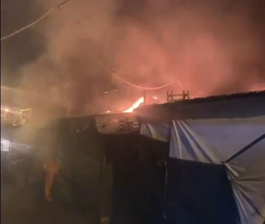 Un nuevo incendio se registró en el Mercado 4. (Foto Captura vídeo)