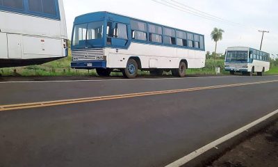 Algunos de los micros abandonados ayer al costado de la ruta. Los mismos pertenecen a la citada iglesia. (Foto Gentileza)